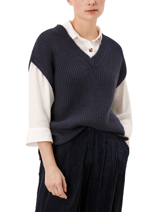 Knitted slipover with V-neck