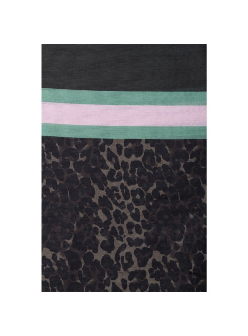 Scarf with leopard pattern