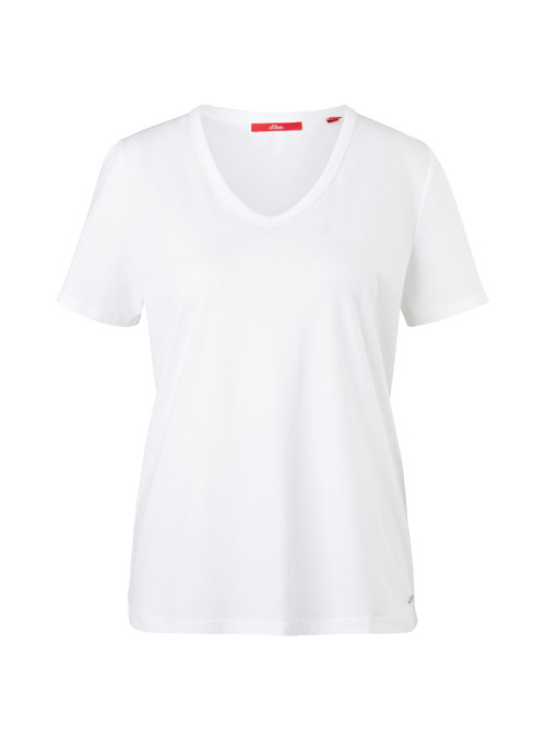 V-neck t-shirt