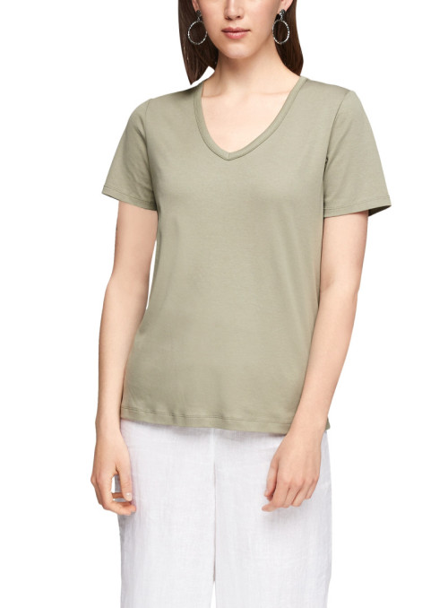 V-neck t-shirt